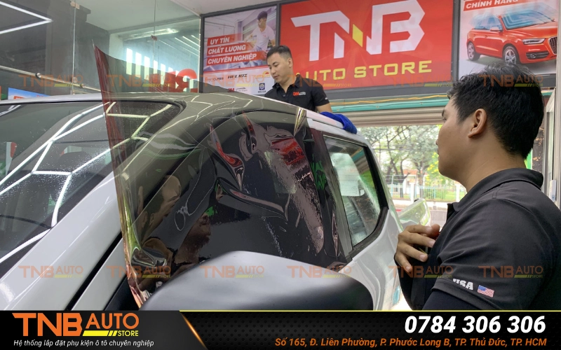 Dán phim cách nhiệt với độ tối phù hợp giúp hạn chế ánh nhìn từ bên ngoài vào trong xe