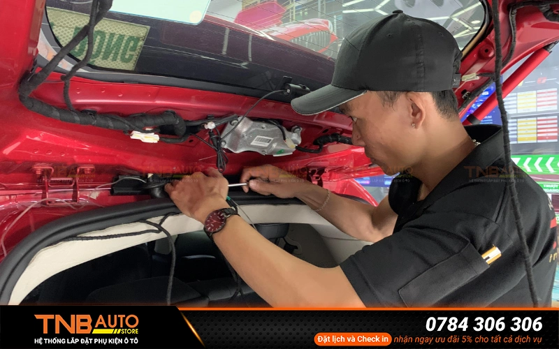 Quy trình lắp cốp điện VF7 tại TNB Auto 