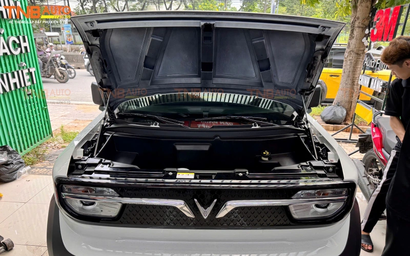 Thi công lắp cốp trước VF3 tại Hệ thống TNB Auto