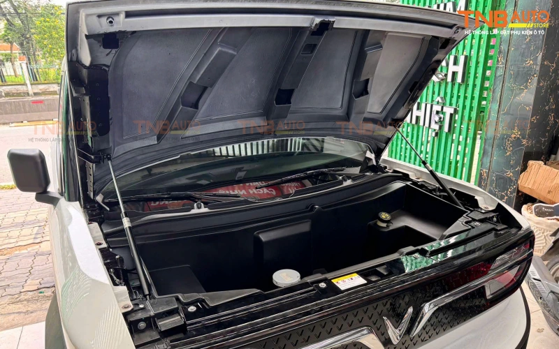 Thi công lắp cốp trước VF3 tại Hệ thống TNB Auto