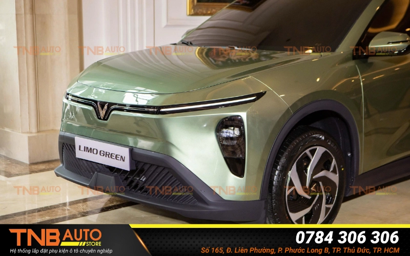 Độ led cánh chim Vinfast Limo Green độc đáo, cắm giắc 100% 8 VinFast Limo Green chỉ được trang bị dải LED định vị dạng cánh chim không quá nổi bật và khá hạn chế về hiệu ứng