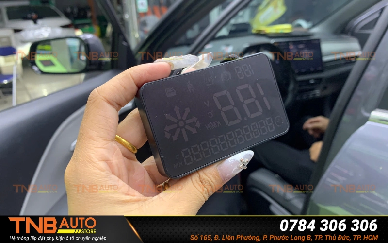 So sánh màn hình hiển thị HUD 1 và 4 chế độ hiển thị 5 Màn hình HUD (Head-Up Display) hiển thị thông tin vận hành của xe trên kính lái giúp người lái dễ dàng quan sát không cần rời mắt khỏi đường
