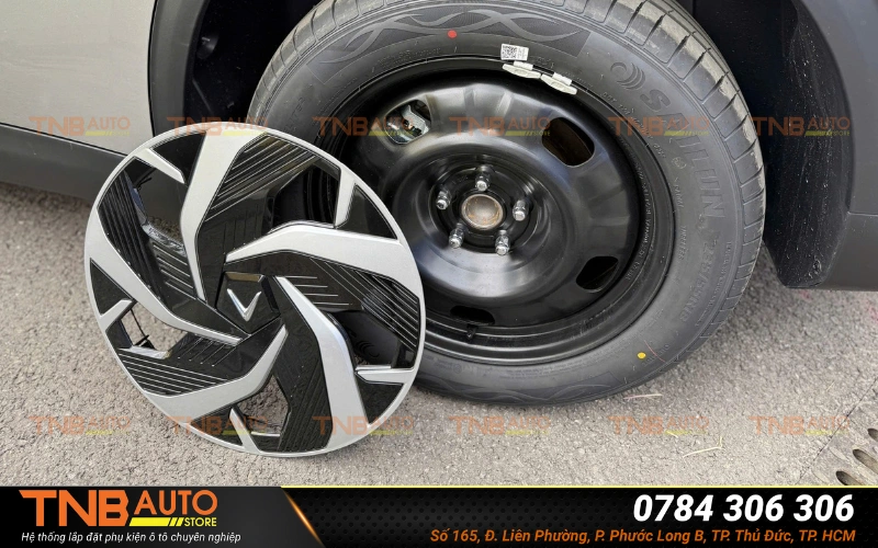 Độ/Thay mâm (la-zăng) cho xe VinFast Limo Green giá rẻ 11 Mâm thép zin 18 inch trên Limo Green đi kèm ốp nhựa khá đơn giản thiếu sự mạnh mẽ, cá tính