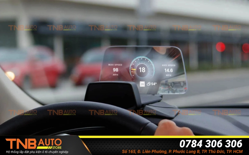 Xe điện nên lắp màn hình HUD hay ODO tối ưu vận hành 3 Màn hình HUD (Head Up Display) là thiết bị hiển thị thông số lái xe trực tiếp trên kính lái
