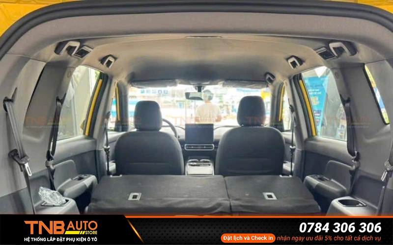 Bọc trần Limo Green cao cấp, sang trọng 17 Trần nguyên bản của VinFast Limo Green sử dụng vải nỉ hoặc vải dệt kết hợp lớp foam mỏng