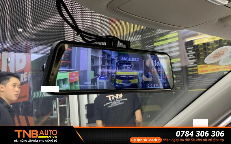 Camera gương điện tử Limo Green trước sau, cảnh báo ADAS 13 Camera gương điện tử Limo Green là thiết bị thay thế gương chiếu hậu truyền thống bằng một màn hình điện tử hiển thị hình ảnh từ camera gắn ở phía trước và sau xe