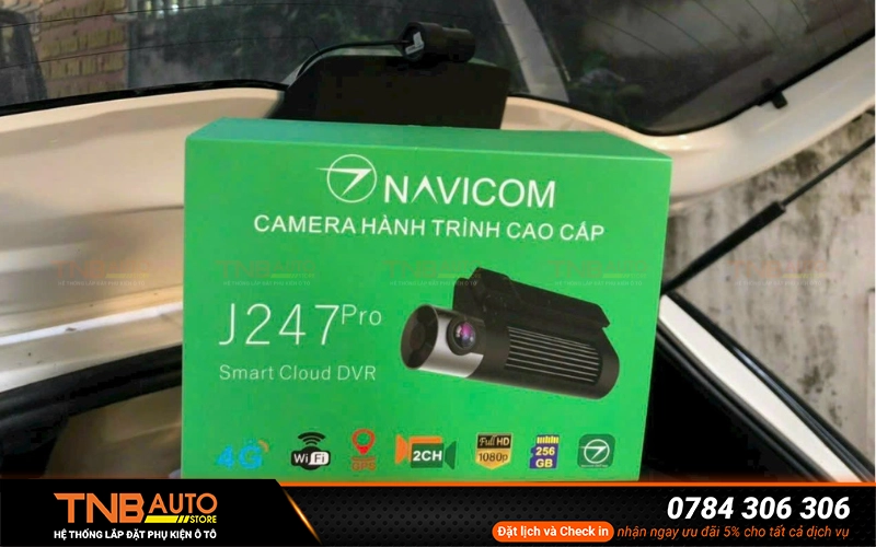 Camera hành trình Navicom J247Pro có 2 mắt ghi hình là thiết bị camera giám sát xe từ xa 24/7 
