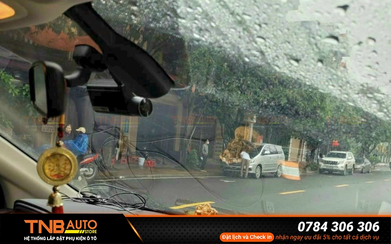 Camera hành trình Navicom J247Pro 2K nổi bật với kích thước nhỏ gọn nên hoàn toàn không gây cản trở tầm nhìn 