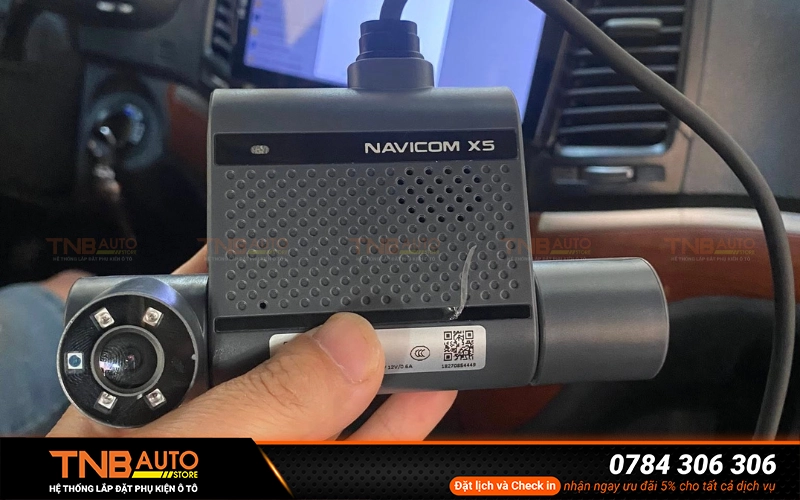 Camera hành trình Navicom X5 là dòng camera ghi hình phía trước và trong xe tích hợp định vị GPS hỗ trợ xem video trực tiếp, xem lại và tải dữ liệu từ xa qua smartphone hoặc máy tính 