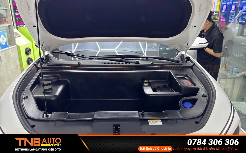 Cốp trước Vinfast Limo Green được chế tạo từ composite cao cấp chống cháy lan, chịu nhiệt, chống va đập và không bị giòn theo thời gian như các loại vật liệu khác