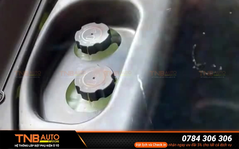 Cốp trước Vinfast Limo Green thiết kế thông minh chừa lỗ quan sát và châm dầu phanh