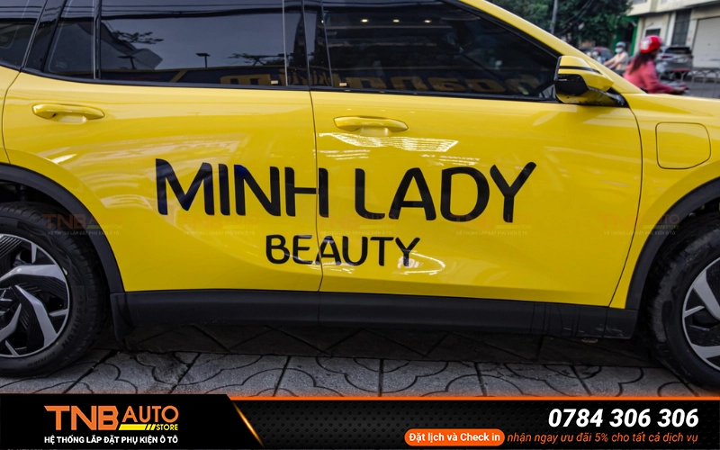 Quy trình dán decal xe Vinfast Limo Green tại TNB Auto