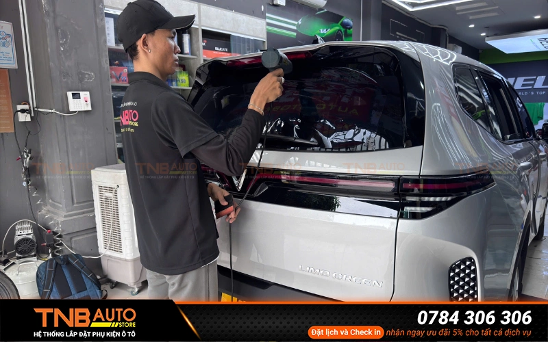 Phim 3M có keo kết dính đặc biệt không bong tróc, không phồng rộp, duy trì vẻ đẹp sang trọng cho xe Limo Green