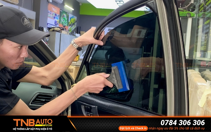 Dán phim cách nhiệt Hyundai Kona giá tốt, bảo hành trọn đời 8 Sau khi dán phim cách nhiệt chống nóng kính xe Hyundai Kona có sự thay đổi rõ rệt cả về màu sắc, khả năng quan sát và cảm nhận ánh sáng so với nguyên bản