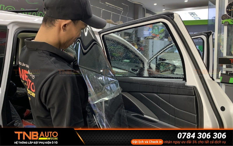 Dán phim cách nhiệt Hyundai Kona giá tốt, bảo hành trọn đời 7 Dán phim cách nhiệt cho kính xe Hyundai Kona giúp lọc chọn ánh sáng khả kiến, giảm chói sáng mà vẫn giữ độ trong suốt của kính không ảnh hưởng đến tầm nhìn