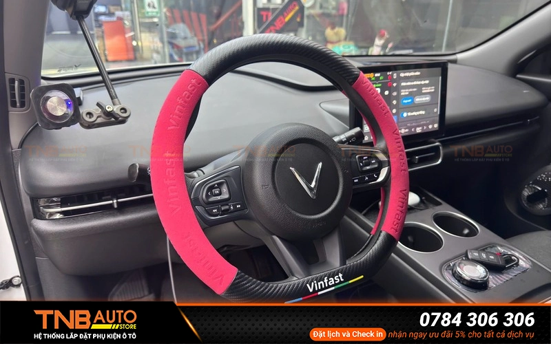 Lắp đặt cụm phím vô lăng VinFast Limo Green được thực hiện bằng hình thức cắm giắc zin 100%, hoàn toàn không cắt nối dây điện
