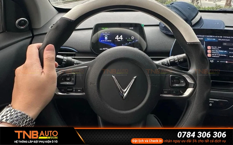 Bọc vô lăng VF6 được thiết kế riêng cho dòng xe VinFast VF6 nên từng đường may, mép nối đều khớp hoàn toàn với kích thước vô lăng zin
