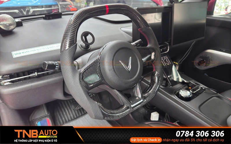 Bọc vô lăng cho xe VinFast Limo Green là một giải pháp tăng độ êm ái, độ bám tay và mang lại cảm giác lái thoải mái hơn