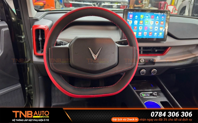 Bọc vô lăng Vinfast Limo Green đẹp, thiết kế theo yêu cầu 11 Bọc vô lăng cho xe VinFast Limo Green là một giải pháp tăng độ êm ái, độ bám tay và mang lại cảm giác lái thoải mái hơn