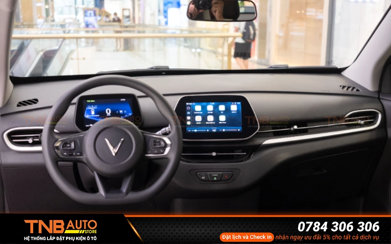 Bọc vô lăng Vinfast VF5 thể thao, chống bám bẩn 9 Vô lăng VF5 là nhựa trơn nên dễ bám mồ hôi gây trơn trượt, khó cầm nắm chắc chắn đặc biệt trong những ngày nắng nóng hoặc khi di chuyển đường dài