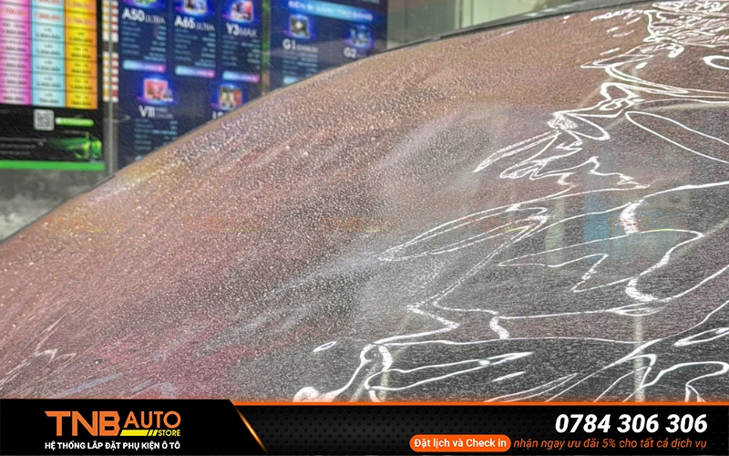 Cách nhận biết phim cách nhiệt 3M chính hãng, tránh sai lầm 6 Bề mặt phim cách nhiệt 3M chính hãng có hiệu ứng quang học