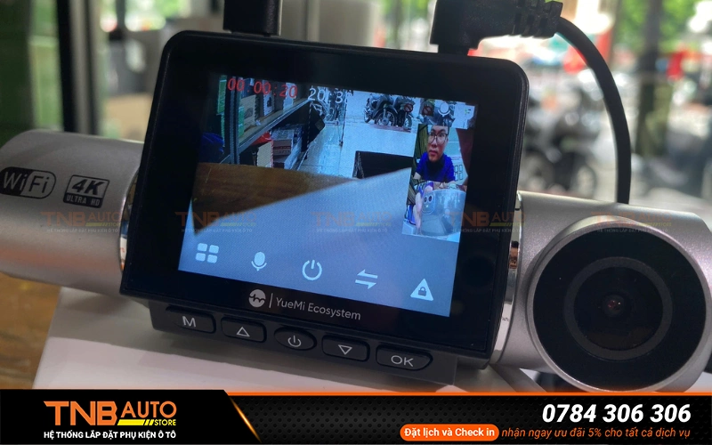 Màn hình IPS 2.4 inch giúp hiển thị rõ nét, màu sắc trung thực