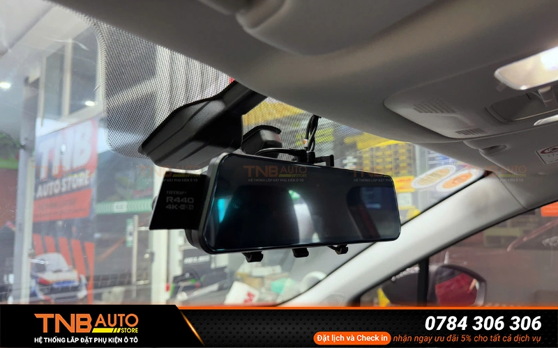 VIETMAP R440 có thiết kế dạng gương chiếu hậu điện tử gọn gàng cực thẩm mỹ.