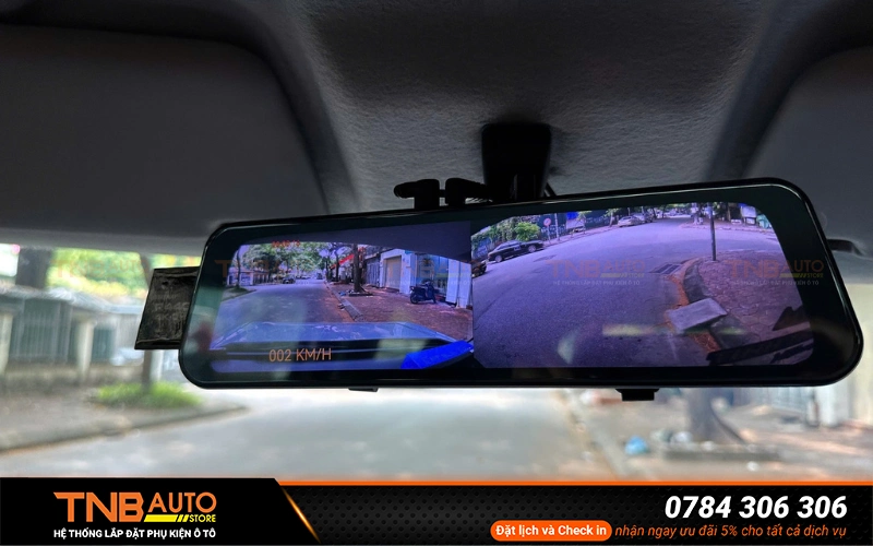 Camera hành trình gương VIETMAP R440 trang bị camera trước độ phân giải 4K, camera sau Full HD đảm bảo ghi lại hình ảnh rõ nét trong mọi điều kiện ánh sáng