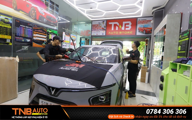 Dán phim cách nhiệt 3M giúp giảm rõ rệt nhiệt độ trong khoang cabin VF7 nhất là khi xe đỗ ngoài trời nắng gắt