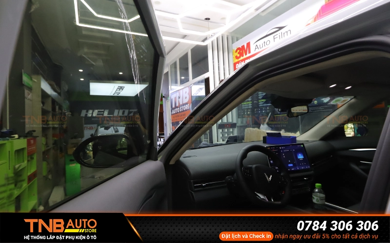 Phim cách nhiệt 3M hỗ trợ giảm lóa ánh sáng, cải thiện khả năng quan sát của tài xế