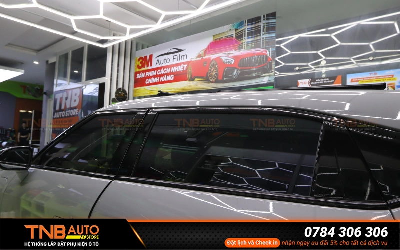 Lớp phim cách nhiệt 3M có màu tối khi dán sẽ hạn chế tầm nhìn người ngoài khó quan sát được bên trong VF7