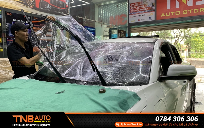 Dán phim cách nhiệt giúp cản tới 60–70% nhiệt lượng từ mặt trời truyền qua kính giữ cho cabin luôn mát mẻ