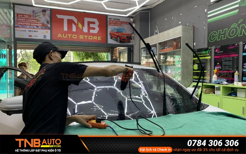 Quy trình dán phim cách nhiệt Vinfast Minio Green tại Hệ thống TNB Auto 