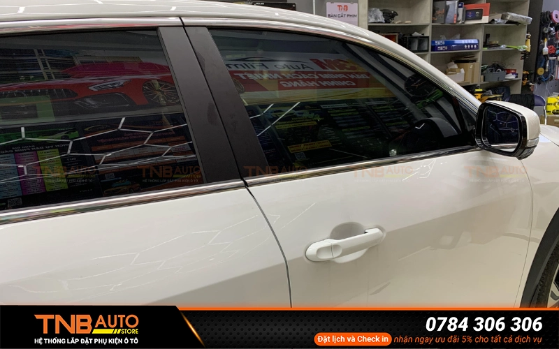 Việc dán phim tối màu ở kính hông và kính sau tăng sự riêng tư hạn chế ánh nhìn từ bên ngoài vào trong xe đồng thời giúp xe trông liền mạch và hiện đại hơn