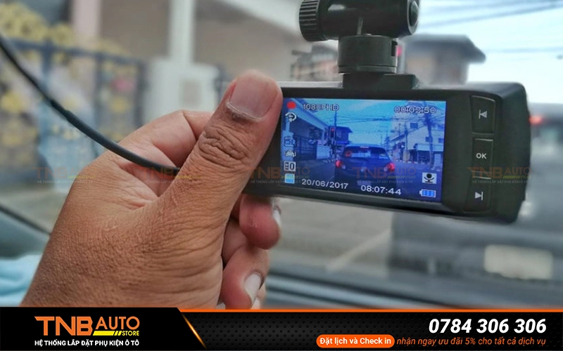 Danh sách các phụ kiện Suzuki Ertiga nên lắp ngay 10 Camera hành trình là phụ kiện cần thiết nhất mà các chủ xe Suzuki Ertiga phải lắp ngay cho xe