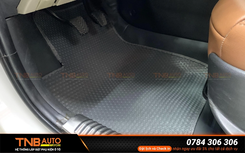 Danh sách các phụ kiện Suzuki Ertiga nên lắp ngay 12 Thảm lót sàn là phụ kiện chống bám bẩn, ngăn nước, đất cát bám vào sàn xe Suzuki Ertiga