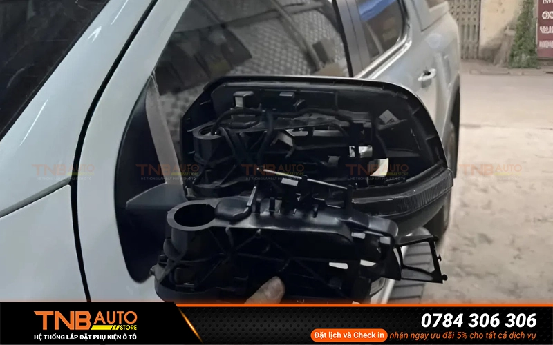 Độ gập gương điện Vinfast Minio Green lắp zin theo xe 12 Bộ gập gương điện cho VinFast Minio Green được thiết kế cắm giắc hoàn toàn theo đúng chuẩn hệ thống điện nguyên bản của xe