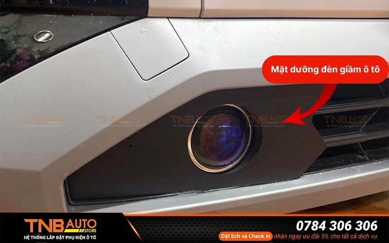 Dưỡng đèn gầm ô tô giúp định hình hốc đèn, hỗ trợ cố định đèn mới vào đúng vị trí dù form đèn không trùng khớp với nguyên bản