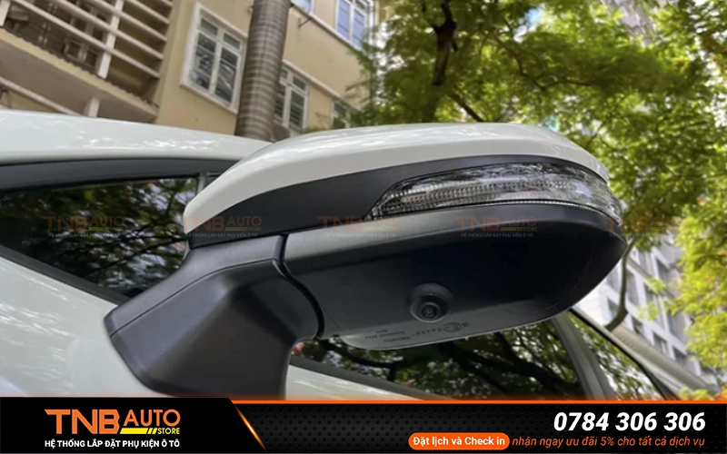 Camera cập lề Vinfast Limo Green hiển thị hình ảnh bên hông xe khi xi nhan, hỗ trợ tài xế quan sát chính xác mép lề, tránh va quẹt và tăng độ an toàn khi vận hành