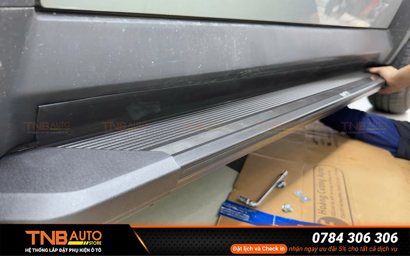 Lắp bệ bước chân Vinfast VF3 lên xuống an toàn thuận tiện 12 Bệ bước chân Vinfast VF3 hỗ trợ lên xuống xe dễ dàng hơn, góp phần hoàn thiện tổng thể ngoại thất, nâng cao độ an toàn và thẩm mỹ cho xe