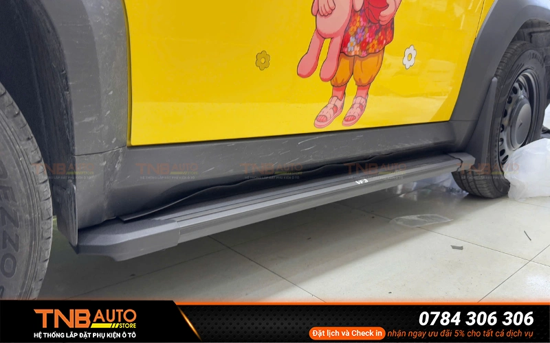 Lắp bệ bước chân Vinfast VF3 lên xuống an toàn thuận tiện 13 Bệ bước chân Vinfast VF3 được thiết kế để tạo thành điểm tựa chắc chắn giúp người dùng dễ dàng dẫm chân và bước lên khoang xe một cách thuận tiện