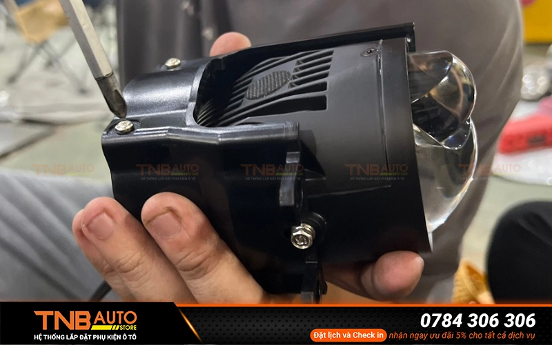 Vị trí lắp đèn bi gầm cho VinFast EC Van nằm ngay tại lỗ chờ được thiết kế sẵn trên ốp cản trước của xe