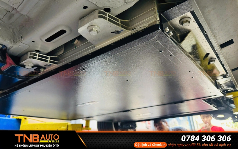 Lắp tấm bảo vệ VinFast EC Van bắt zin không khoan đục 4 Lắp tấm bảo vệ xe VinFast EC Van bắt zin, không khoan đục giúp bảo vệ gầm xe, pin tránh trầy xước khi di chuyển