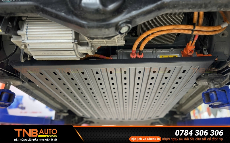 Lắp tấm bảo vệ VinFast EC Van bắt zin không khoan đục 5 Tấm bảo vệ gầm pin dành cho VinFast EC Van được thiết kế bắt zin 100% do có sẵn các lỗ khớp hoàn toàn với khung gầm nguyên bản