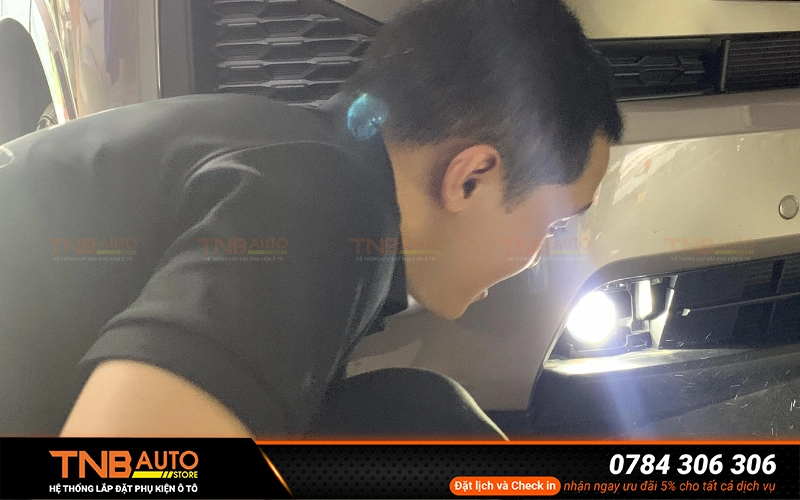Lắp thêm bi gầm Hyundai Kona tăng sáng, chuẩn zin 10 Quy trình lắp đèn bi gầm Hyundai Kona tại TNB Auto đúng chuẩn kỹ thuật