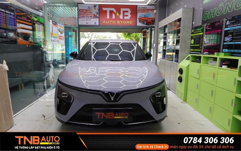 Sàn xe VF7 rất dễ bám bụi, tích nước hay bị trầy xước do va chạm giày dép, đồ đạc… đặc biệt khi thời tiết mưa ẩm hoặc xe hoạt động thường xuyên