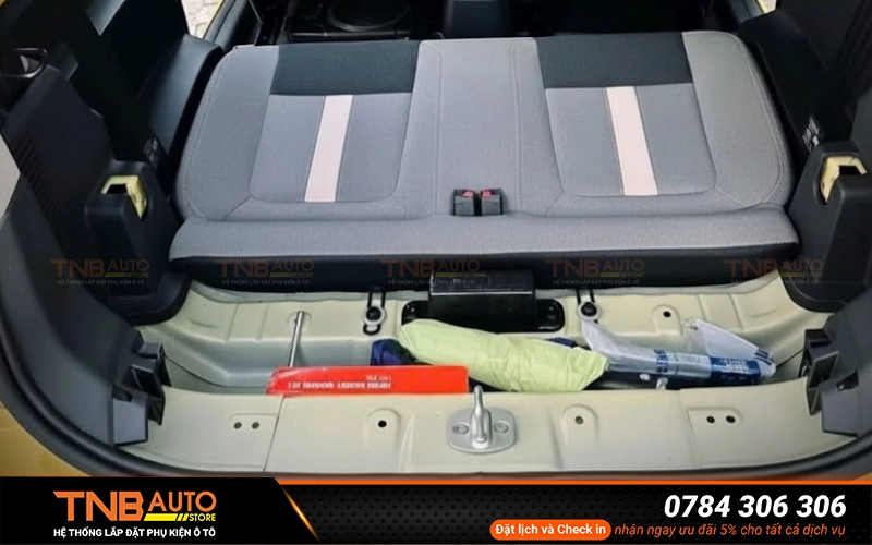 Lưng ghế sau nguyên bản của VF3 chất liệu nỉ nên rất dễ trầy, bám bụi bẩn lâu ngày rất mất thẩm mỹ