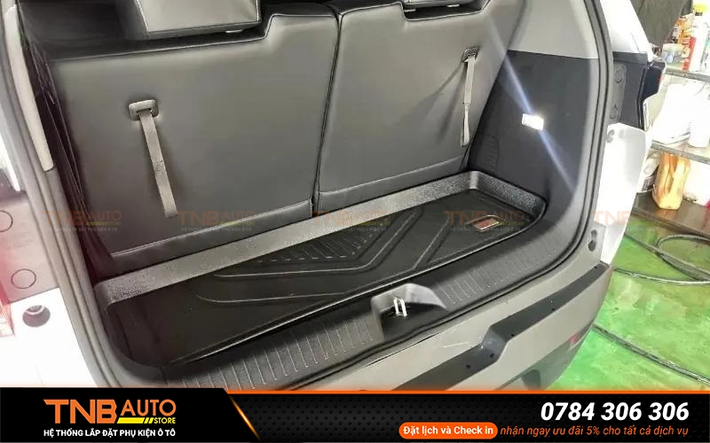 Thảm lót cốp VinFast Limo Green được thiết kế để che phủ toàn bộ bề mặt cốp, tạo thành một lớp bảo vệ chắc chắn