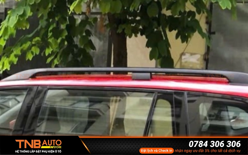 Việc lắp thêm thanh dọc Vinfast Limo Green giúp mở rộng công năng phần nóc xe, hỗ trợ chở hành lý tiện lợi hơn