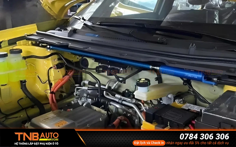 Thanh giằng giảm chấn VinFast Limo Green kết nối các điểm chịu lực trên khung, giảm xoắn, vặn và rung lắc khi xe vận hành